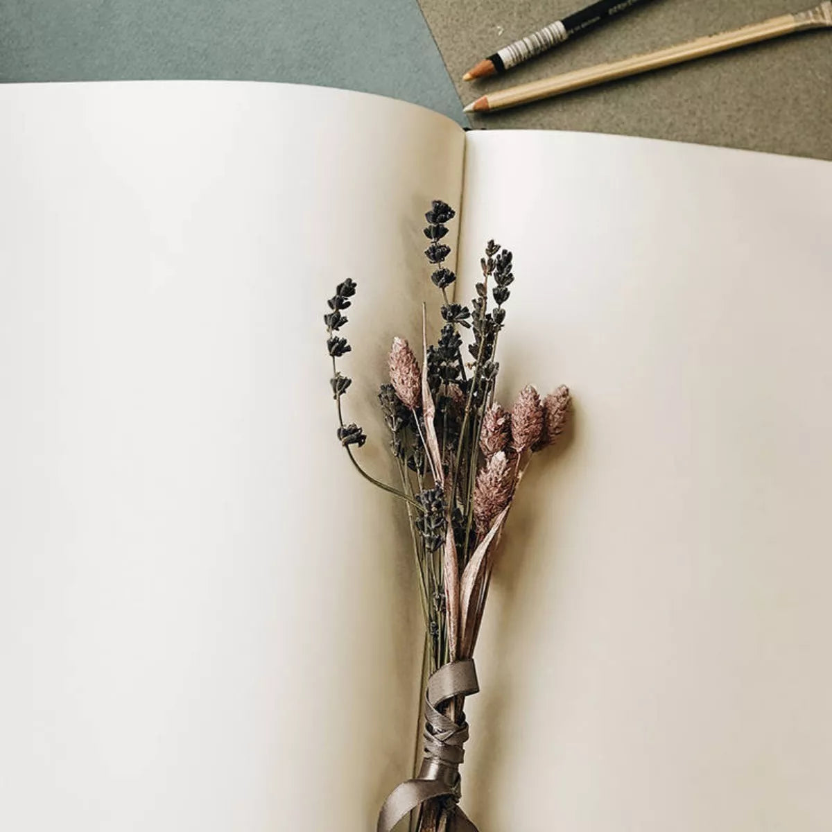 Cuaderno Dibujo Canson Art Book Universal Boceto 27.9x35.6cm