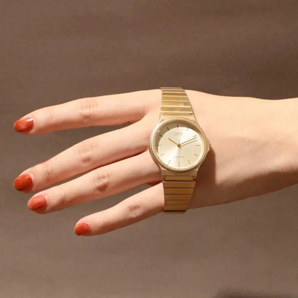 Reloj pulsera Casio MQ-24 con correa de acero inoxidable color dorado - Casio - detalle