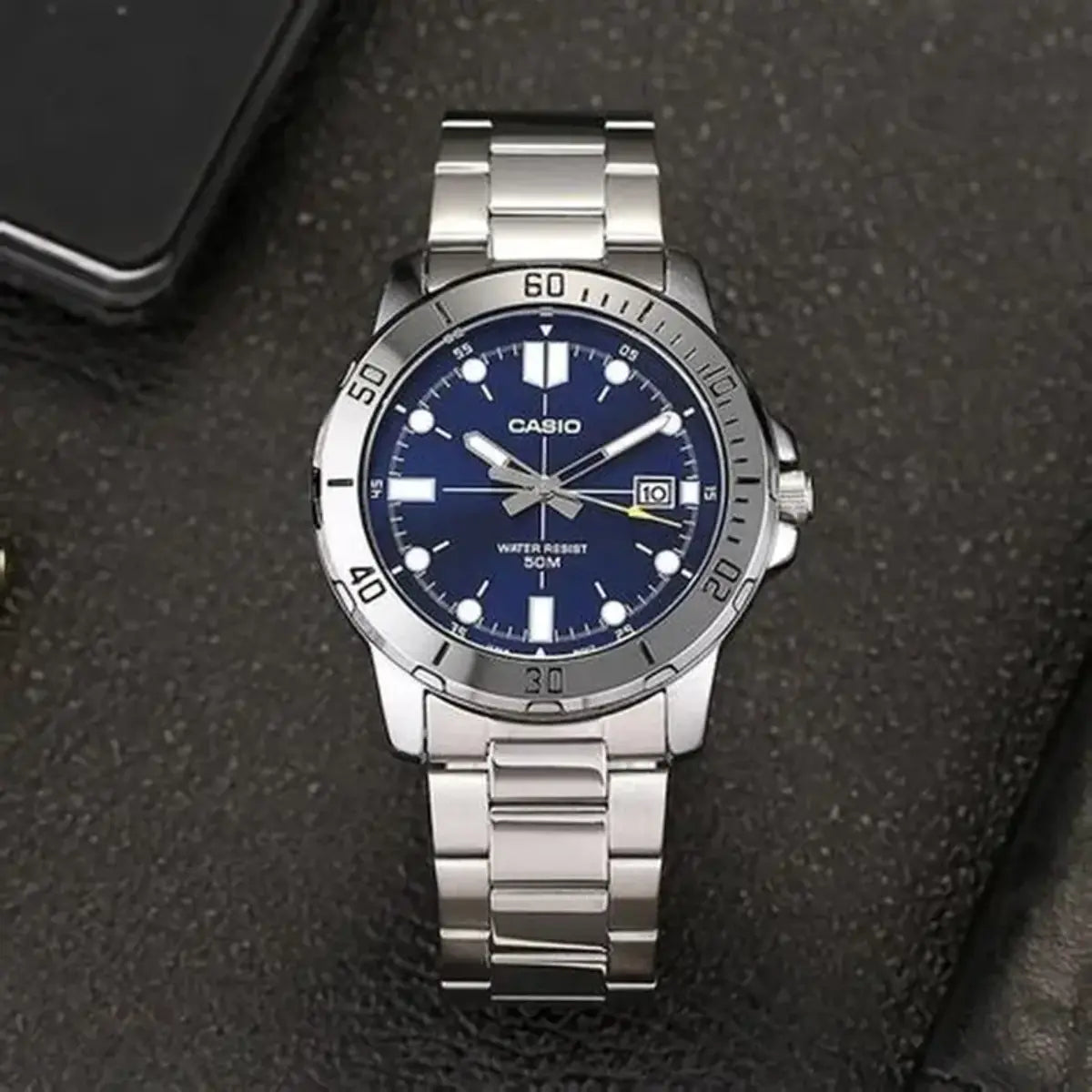 Reloj Casio Hombre Mtp-vd01d, 50m, Fondo Azu, Correa Plateado, Bisel Plateado - Casio - vista lateral